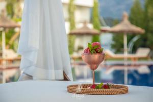 Бассейн в Palmonte Suites Hotel & SPA или поблизости