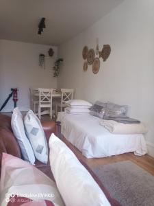 ein Wohnzimmer mit 2 Betten und einem Sofa in der Unterkunft Oporto Apartment Sé Catedral in Porto