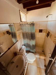 W łazience znajduje się toaleta, umywalka i prysznic. w obiekcie Onda Hostel Mompiche w mieście Mompiche