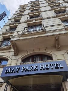 a puede aparcar la señal de hotel en el lateral de un edificio en May park HOTEL, en Izmir