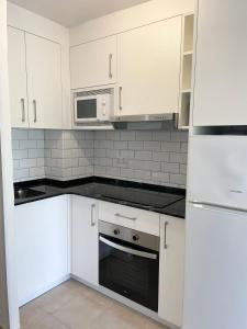 Kuchyňa alebo kuchynka v ubytovaní Apartamento céntrico con piscina