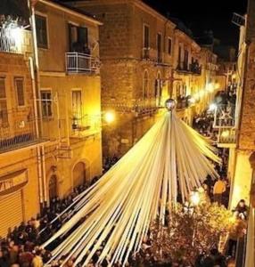 um objecto grande no meio de uma cidade à noite em Antica dimora Dorotea centro Sicilia em Pietraperzia