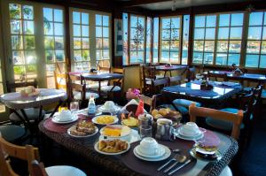 a dining room with tables with food on them at Residencial Portoveleiro in Cabo Frio