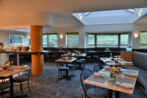 a restaurant with tables and chairs in a room at Road Lodge Rivonia in Johannesburg