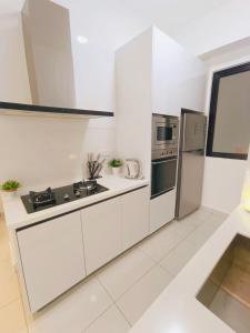 Rooftop Pool, Up to 8 Pax, 2 Bedrooms, 2 Bathrooms, 2 Car Parks by Star Home في جورج تاون: مطبخ مع خزائن بيضاء وثلاجة +19 صورة