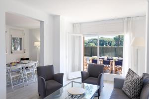 a living room with a couch and chairs and a table at Villa Familiar by La Costa Resort in Pals