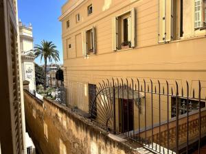 ein Gebäude mit einem Zaun an der Seite in der Unterkunft Palais Gallia in Heart Monte Carlo 2 bed, 300m Casino Sq. in Beausoleil