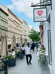 ウィーンにあるペンション リヒテンシュタインの喫茶店前歩道を歩く男