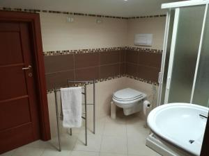 ニッツァ・ディ・シチーリアにあるCasa Carmeloのバスルーム(トイレ、洗面台付)