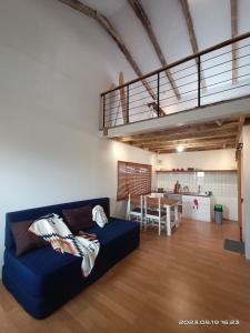 sala de estar con sofá azul y mesa en Awana Farmhouse Dieng, en Diyeng