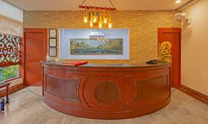 um grande bar de madeira num quarto com uma parede de tijolos em Treebo Trend Corporate Park em Nova Deli