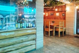 Aklan的住宿－RedDoorz @ near Caticlan Port，一间带酒吧和桌子的用餐室