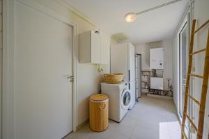 a laundry room with a washer and a washing machine at Les Dryades - Villa familiale proche plage in Sarzeau