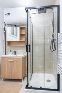 a shower with a glass door in a bathroom at La Perle de Laigneville - Idéal pro - Netflix - Proche Parc Astérix & Chantilly - Parking public gratuit - Wifi in Laigneville