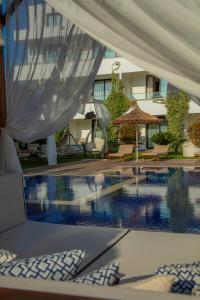 Бассейн в Palmonte Suites Hotel & SPA или поблизости