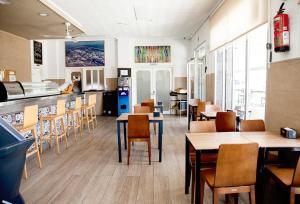 une salle à manger avec des tables et des chaises dans un restaurant dans l'établissement Hotel Montemar, à La Marina