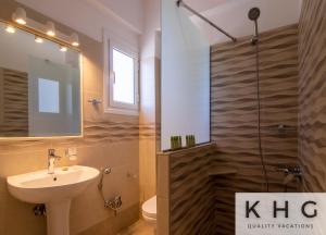 Koupelna v ubytování Red Sand Apartment 1 min from Megas Lakos beach! + 13 fotografií