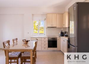 Kuchyň nebo kuchyňský kout v ubytování Red Sand Apartment 1 min from Megas Lakos beach!