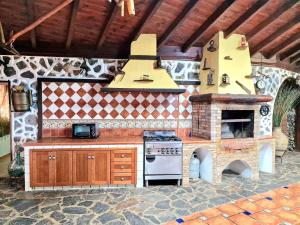 ein Modell einer Küche mit einem Kochfeld in der Unterkunft Finca Los Loros Icod de los Vinos by HRTenerife Net in Santa Cruz de Tenerife