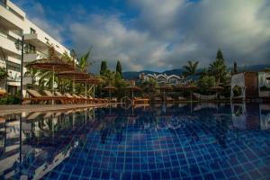 Бассейн в Palmonte Suites Hotel & SPA или поблизости