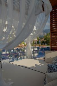 Бассейн в Palmonte Suites Hotel & SPA или поблизости