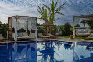 Бассейн в Palmonte Suites Hotel & SPA или поблизости