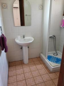 ein Badezimmer mit Waschbecken und Dusche in der Unterkunft HAMBOULA in Polis Chrysochous + 58 Fotos
