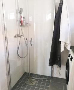 瓦克斯霍姆的住宿－Holiday home on Resaro only 400 m from the sea，带淋浴和黑色毛巾的浴室