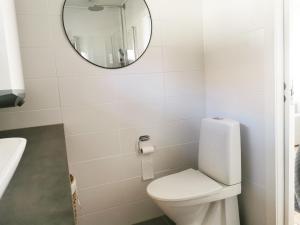瓦克斯霍姆的住宿－Holiday home on Resaro only 400 m from the sea，浴室设有白色的卫生间和镜子