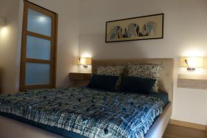 a bedroom with a bed and two lamps and a window at Domaine de la Bastide Basse in Signes