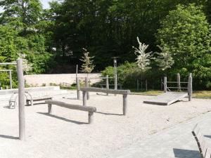 un groupe de bancs assis dans un parc dans l'établissement Midt Town Apartment Room, à Aarhus