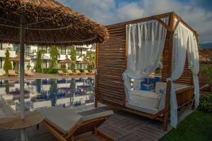 Бассейн в Palmonte Suites Hotel & SPA или поблизости