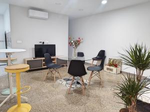 sala de estar con sillas, mesa y TV en Pasa Tiempo, en Córdoba