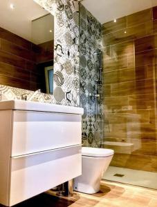 サン・セバスティアンにあるDoma Etxea Donostia-San Sebastianのバスルーム(トイレ、シャワー付)