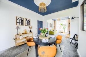 a living room with a table and chairs at Doncaster Large Luxury 3 Bedroom House, Sleeps 8, City Centre, Racecourse, Free Parking, by EMPOWER HOMES in Doncaster