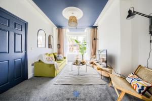 ein Wohnzimmer mit einem gelben Sofa und einem Fenster in der Unterkunft Doncaster Large Luxury 3 Bedroom House, Sleeps 8, City Centre, Racecourse, Free Parking, by EMPOWER HOMES in Doncaster