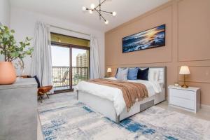 1 dormitorio con 1 cama grande y balcón en Ultimate Stay / Next to Burj Al Arab / Upscale Luxury / Amazing Pool with a View / Perfect Holiday / Madinat Jumeirah / 2 BDR, en Dubái