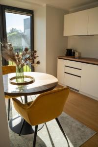 una cocina con una mesa con un jarrón de flores. en Apartment in Kesterciems, en Ķesterciems
