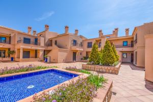 uma grande villa com uma piscina em frente em Mar da Luz Resort na Praia da Luz