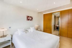 Кровать или кровати в номере Mar da Luz Resort