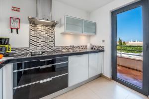 Кухня или мини-кухня в Mar da Luz Resort
