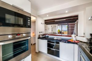 Кухня или мини-кухня в Mar da Luz Resort
