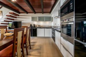 Кухня или мини-кухня в Mar da Luz Resort
