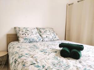 uma cama com duas toalhas verdes em Charmante maison de vacances, 4P, piscines, proche Gohaud em Saint-Michel-Chef-Chef