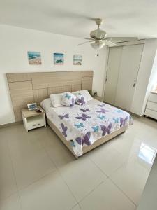 1 dormitorio con cama y techo en Apartamento en el Rodadero, Confortable y amplio, con vista al mar, a 80mt de la playa, DELAMAR Apartmet, en Santa Marta