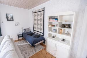 1 dormitorio con cama y estante para libros en Iso ja viihtyisä asunto Pietarsaaressa en Pietarsaari