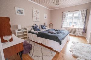 a bedroom with a bed and a window at Iso ja viihtyisä asunto Pietarsaaressa in Pietarsaari