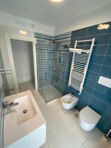 La salle de bains est pourvue de toilettes, d'un lavabo et d'une douche. dans l'établissement Simon's House, à Volla