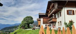 a building with a fence in front of it at Moarhof Gufidaun in Chiusa