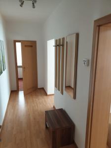 um quarto com um espelho e uma mesa de madeira em Ferienwohnung Nella em Amberg